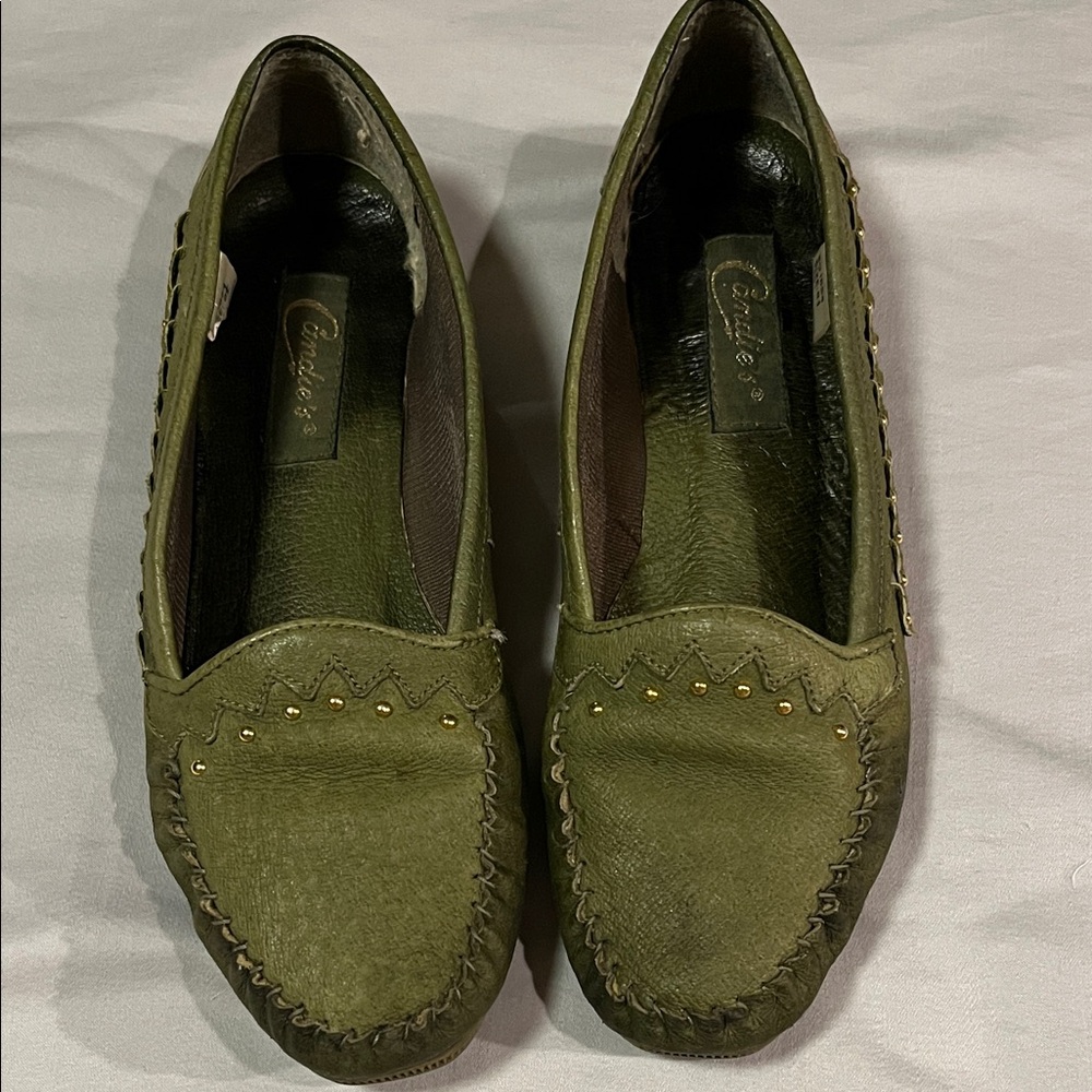 CANDIE’S Olive Green Leather Loafers Moc Toe Gold Stud Detail Slip On Size 8 1/2
